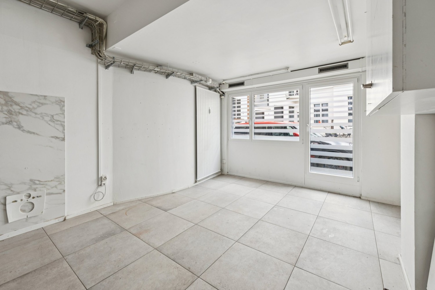 143m² shop