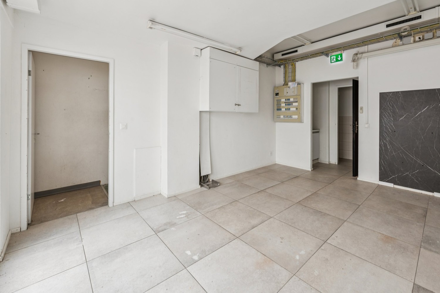 143m² shop