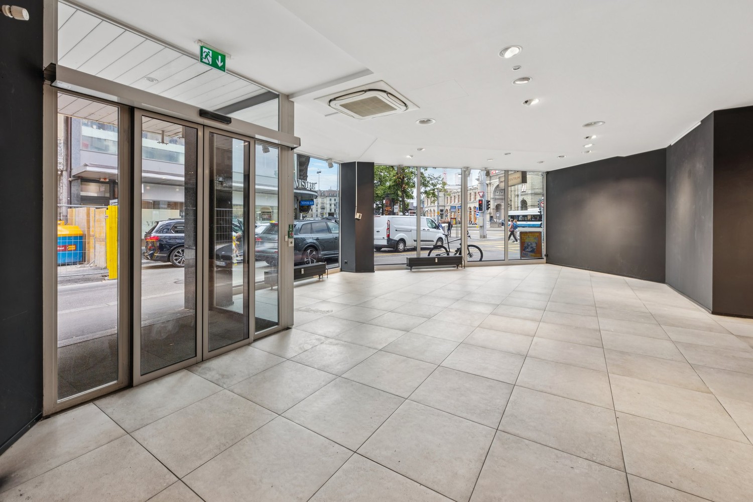 143m² shop