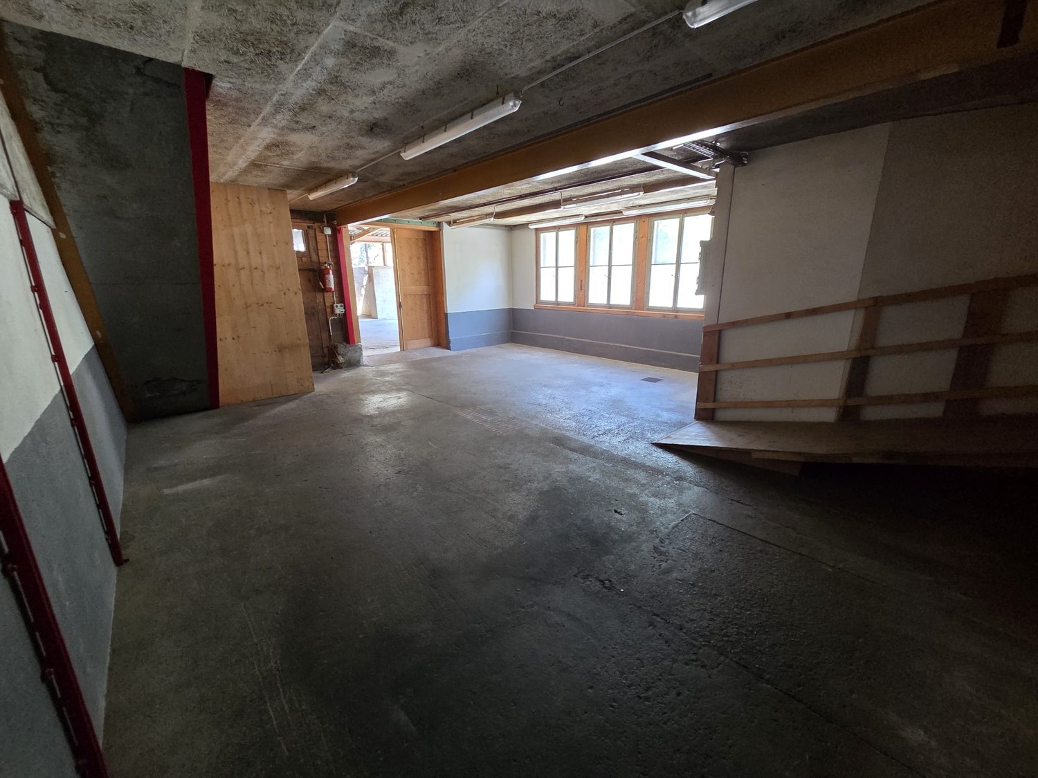 200m² commercial, Foto 1 von 4