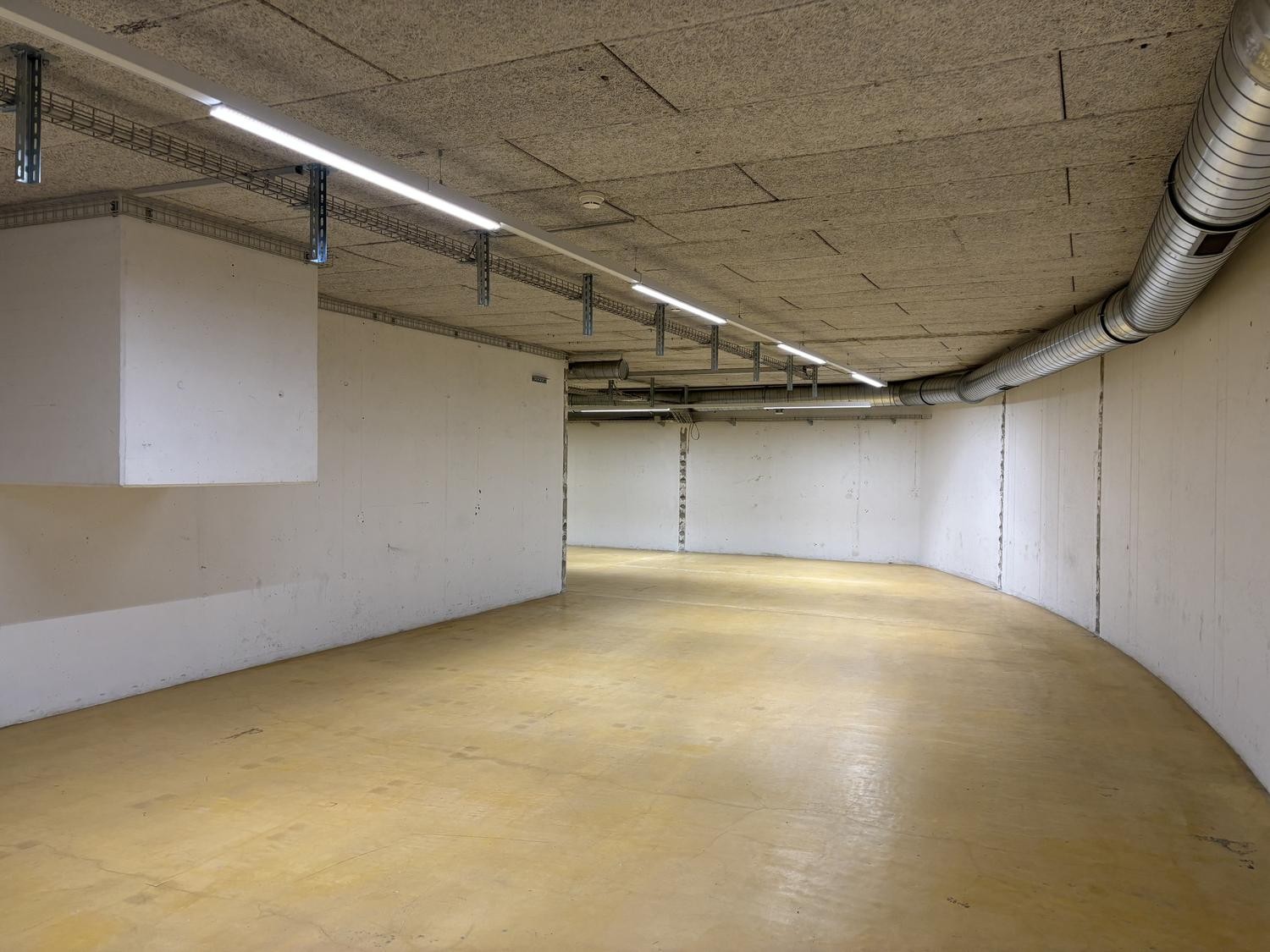 147m² storage room