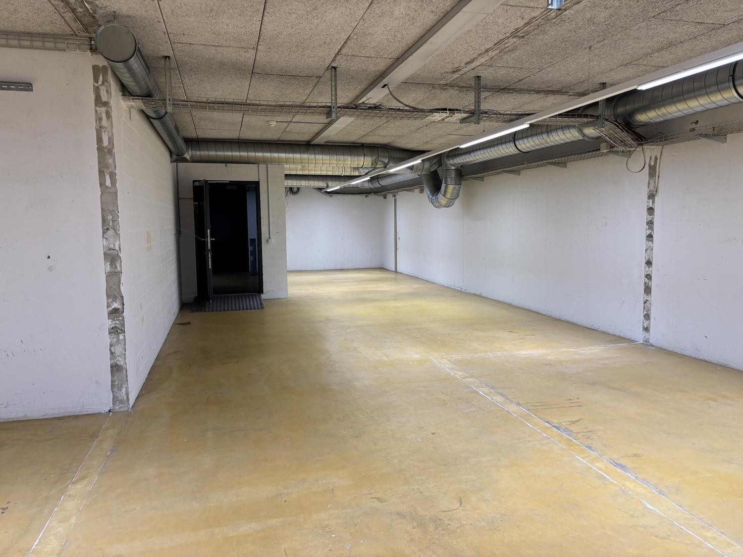 147m² storage room