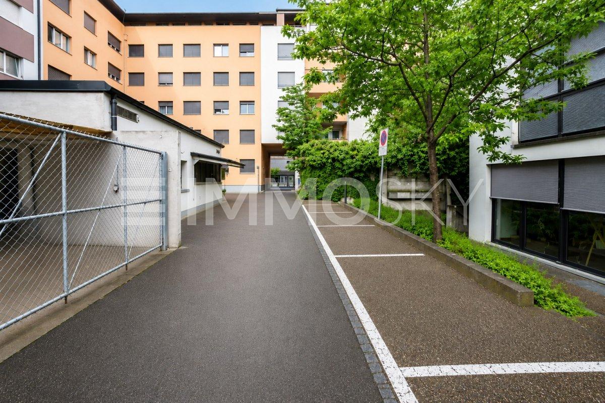 287m² shop