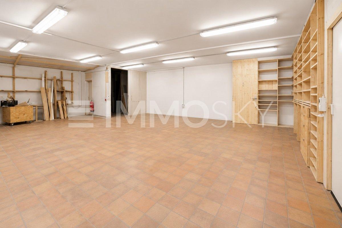 287m² shop