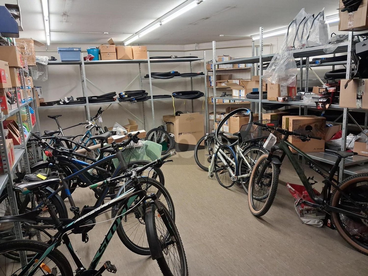 217m² shop