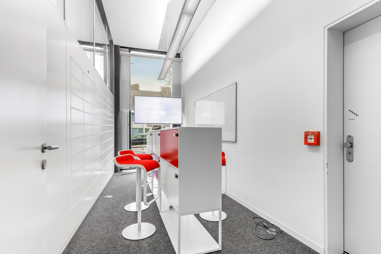 490m² office