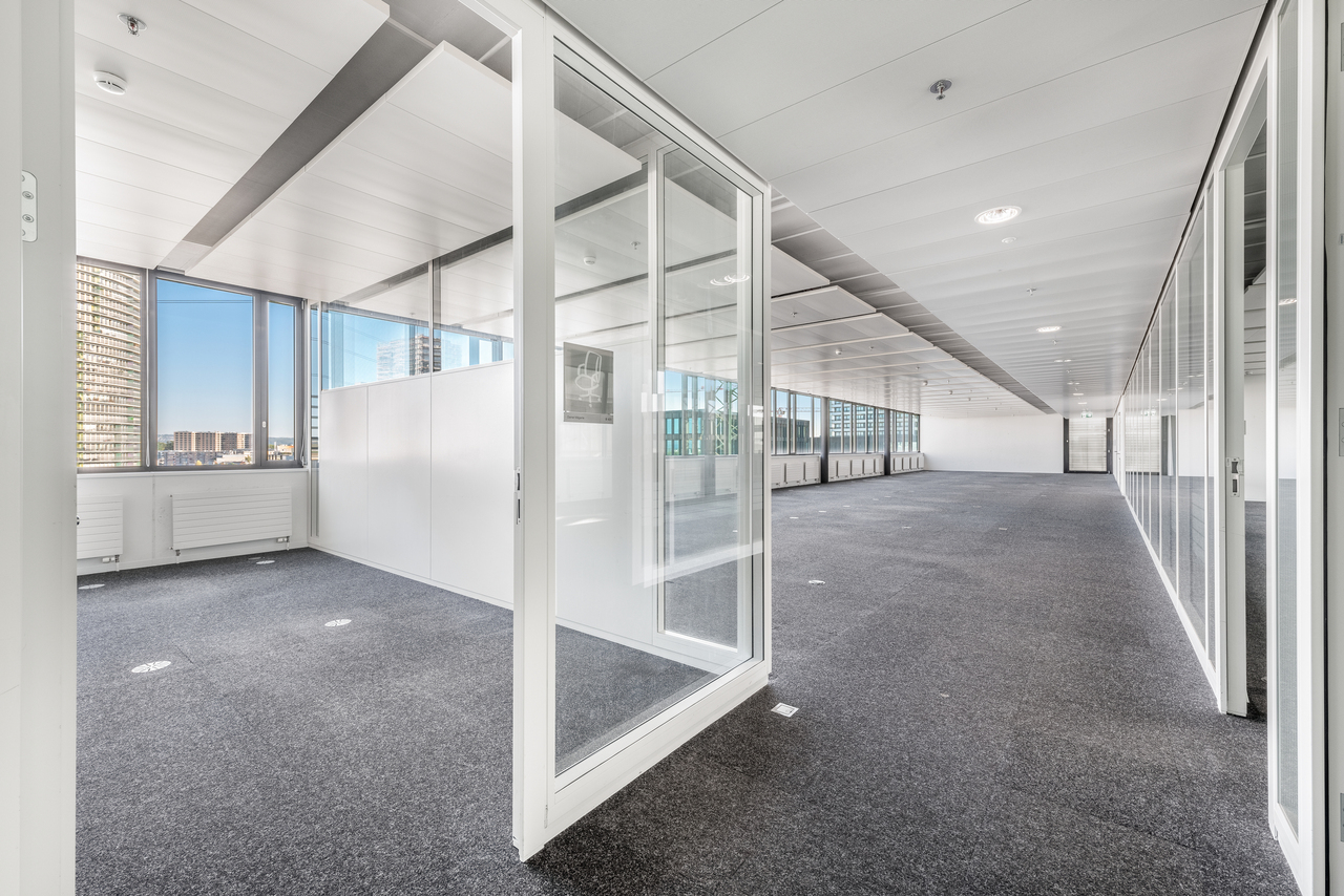490m² office
