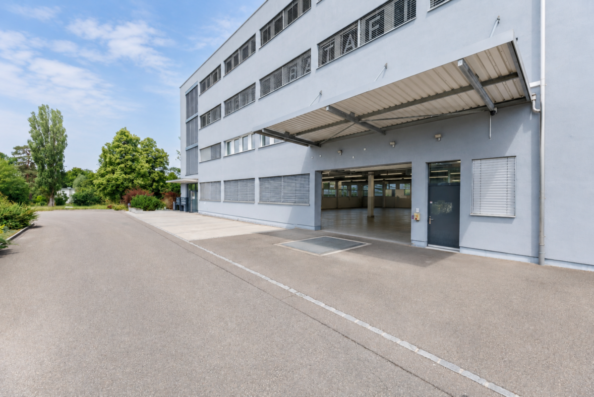 674m² commercial