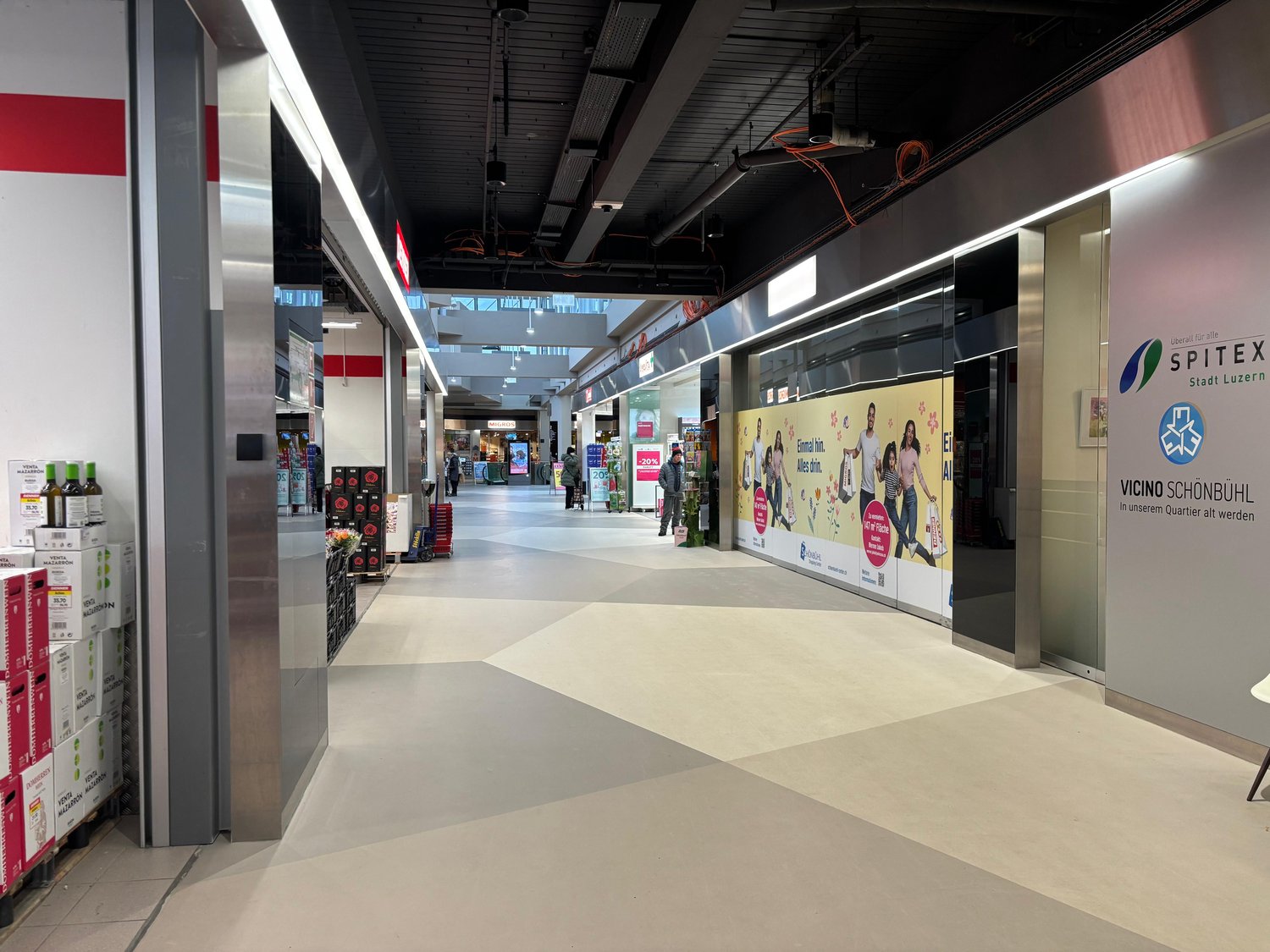 158m² shop