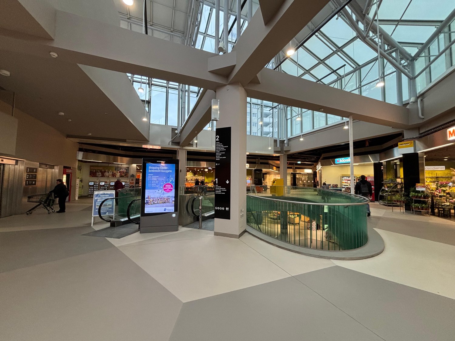 158m² shop