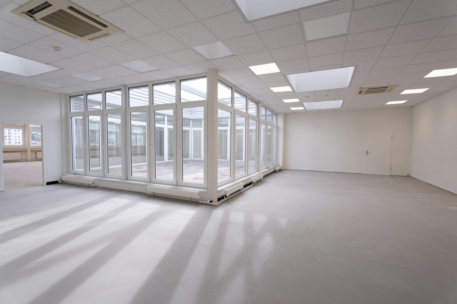 515m² office