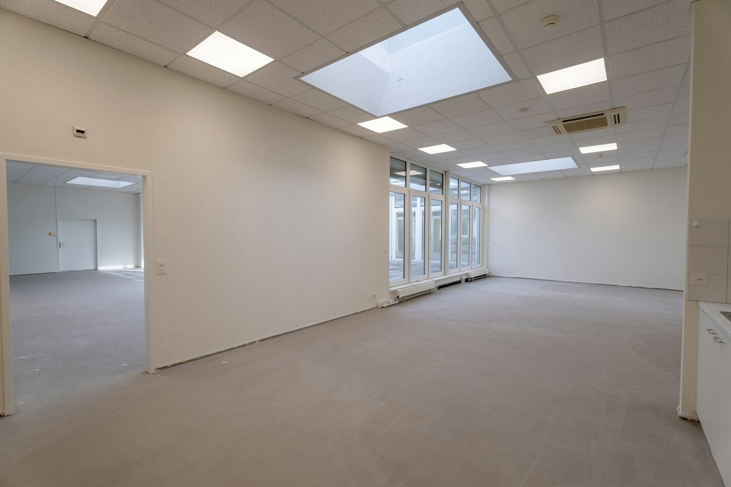 515m² office