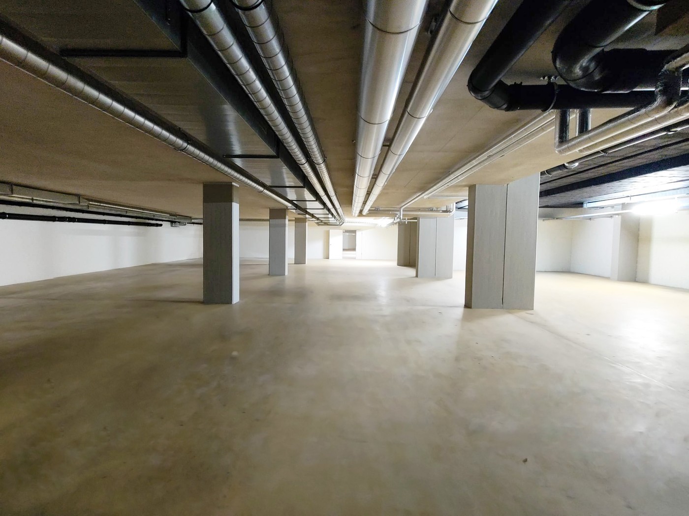 585-585m² cellar compartment