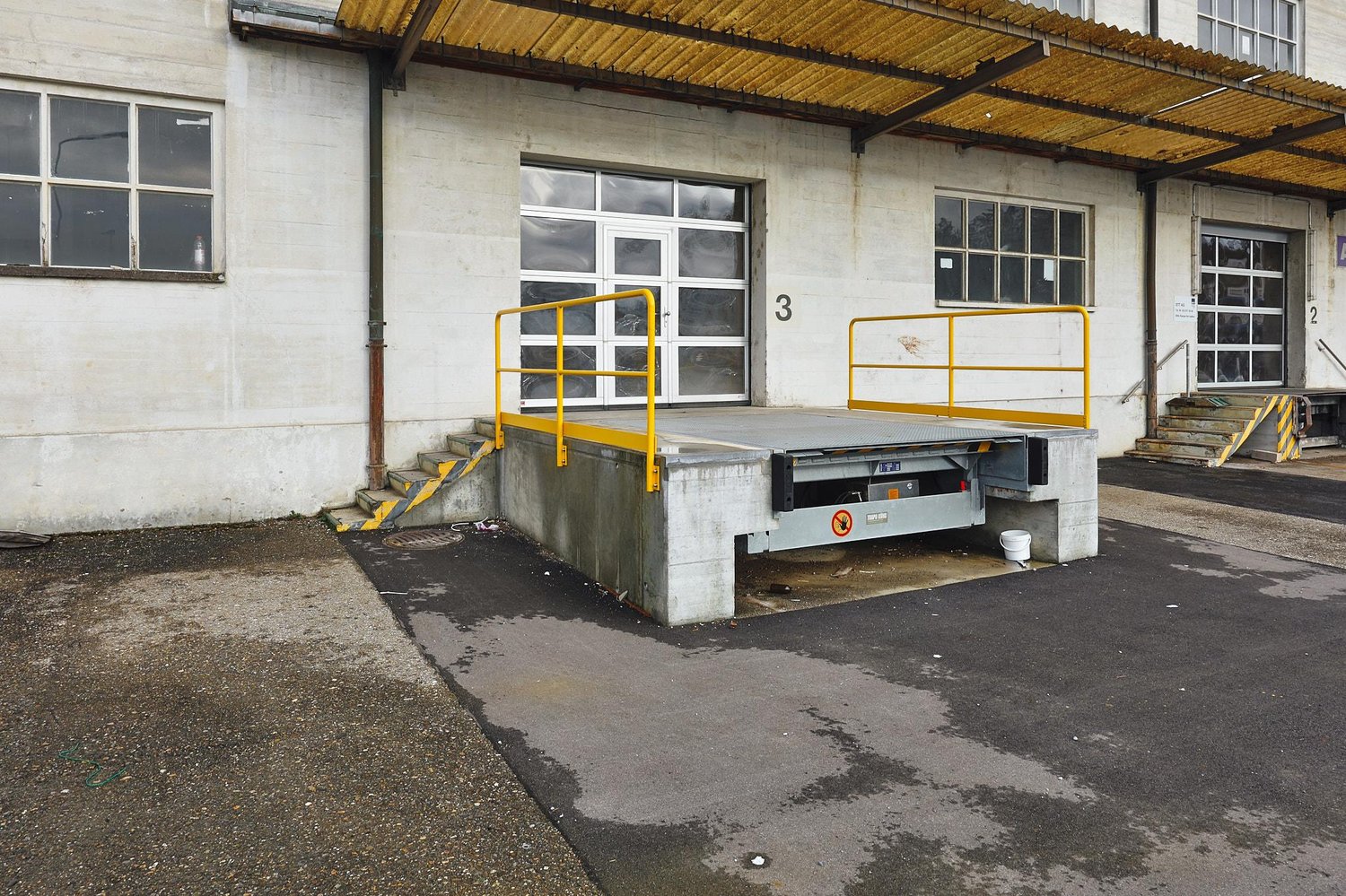 584m² commercial