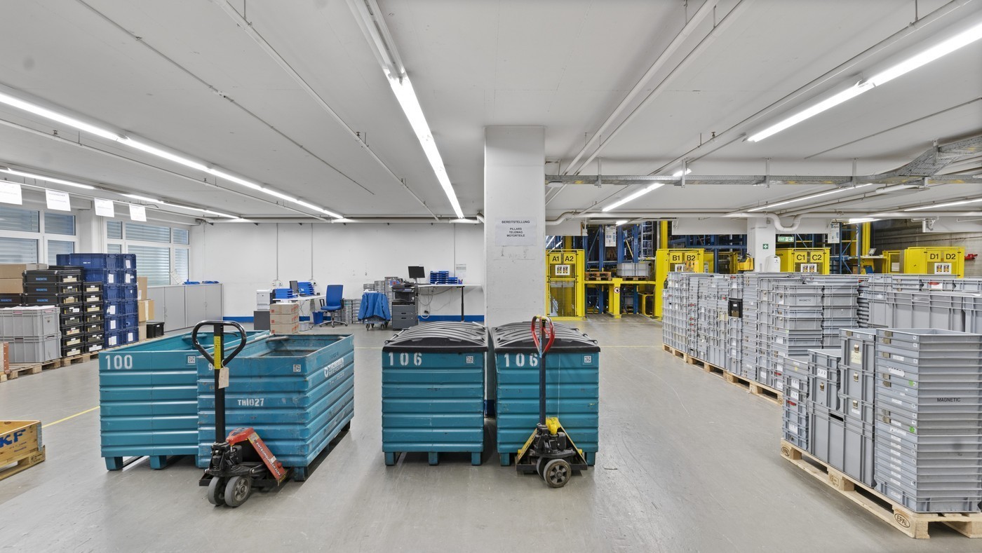 1800m² storage room