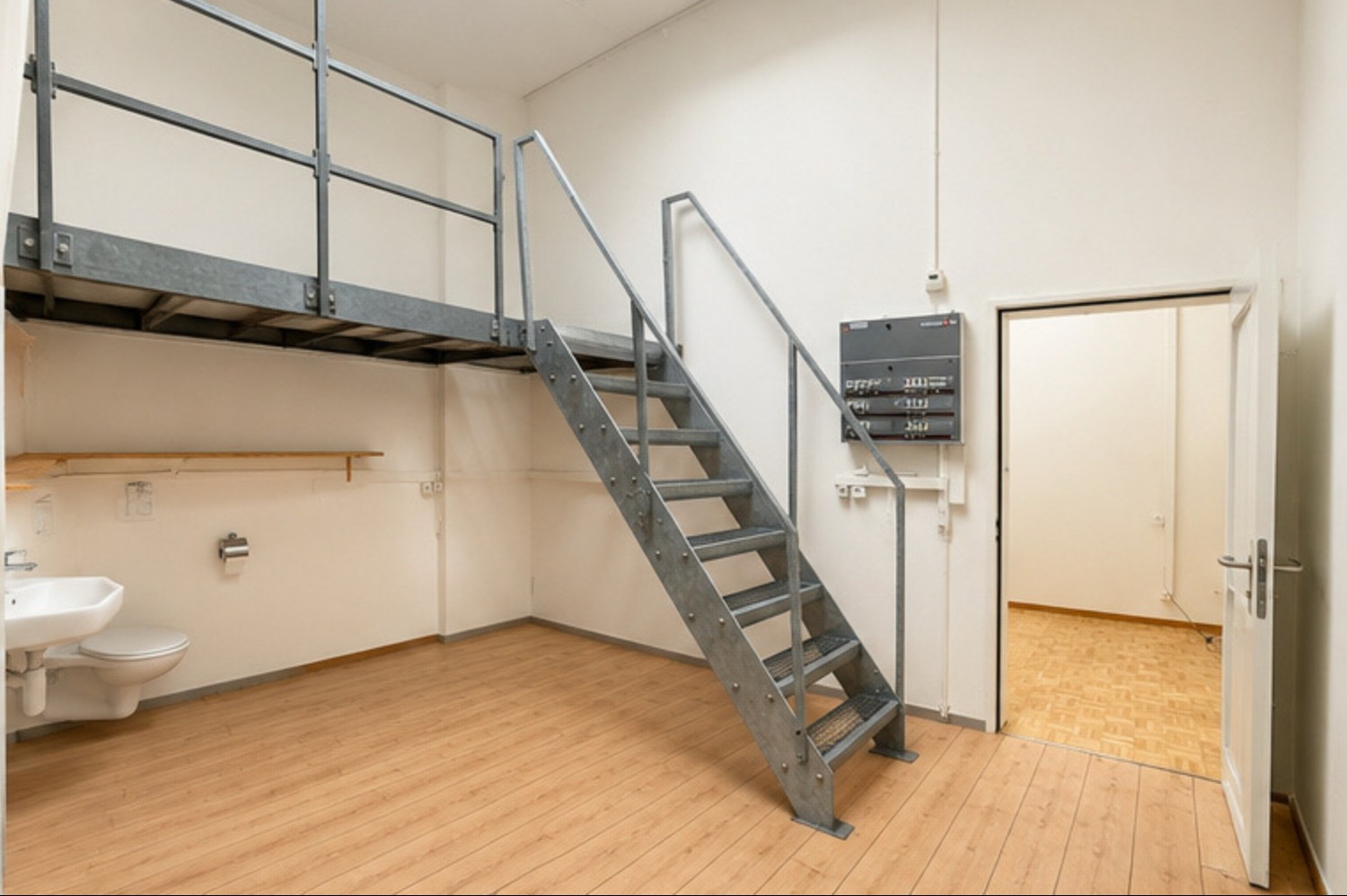30m² commercial, photo 1 of 4
