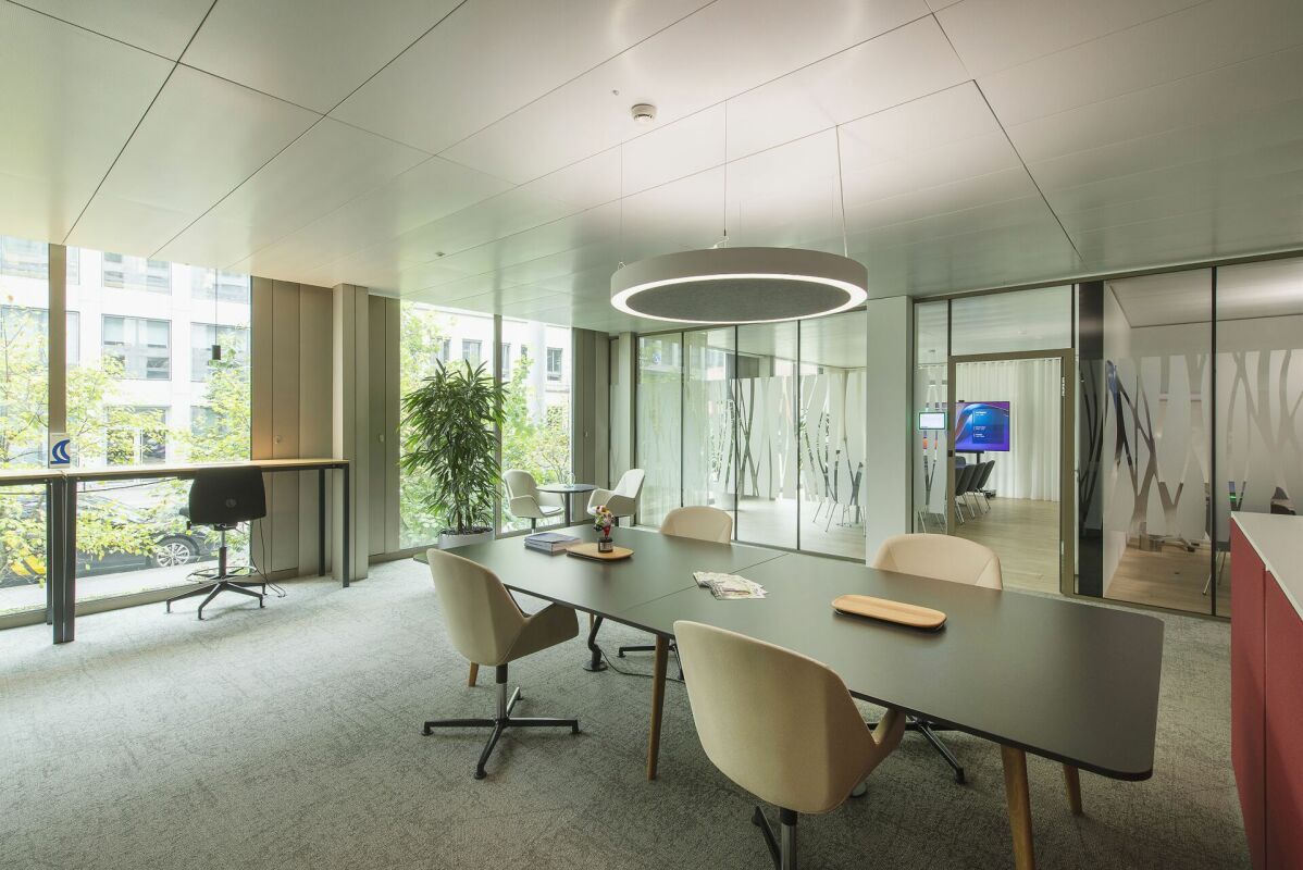 858m² office
