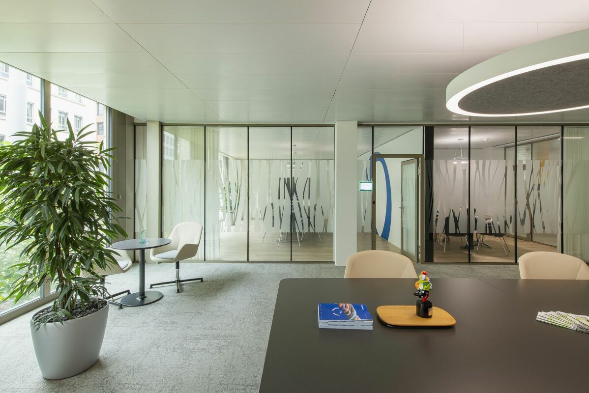 858m² office