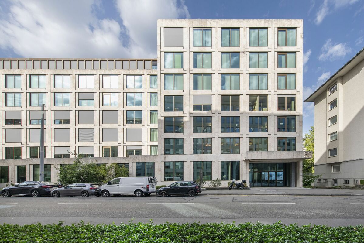 858m² office