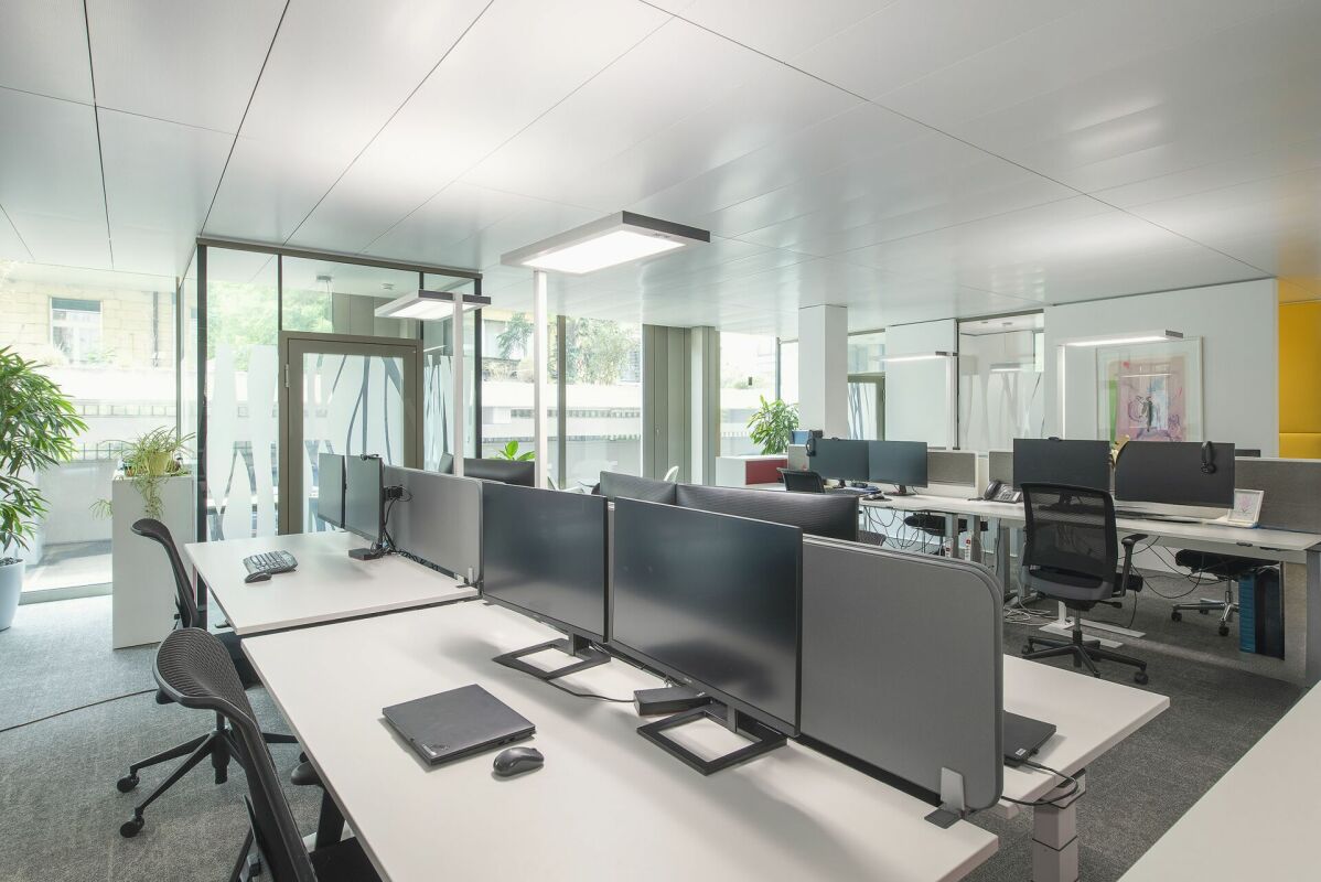 858m² office
