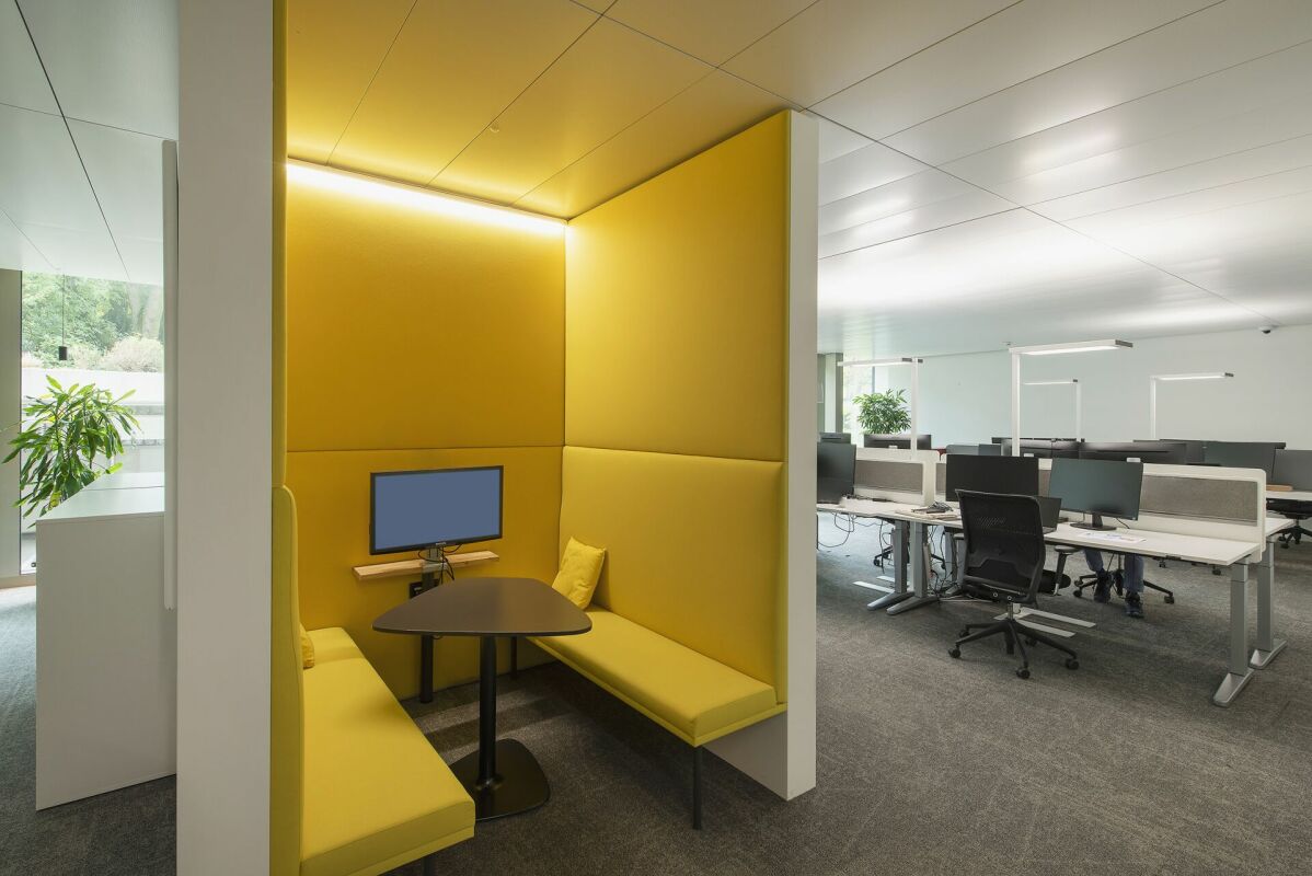 858m² office