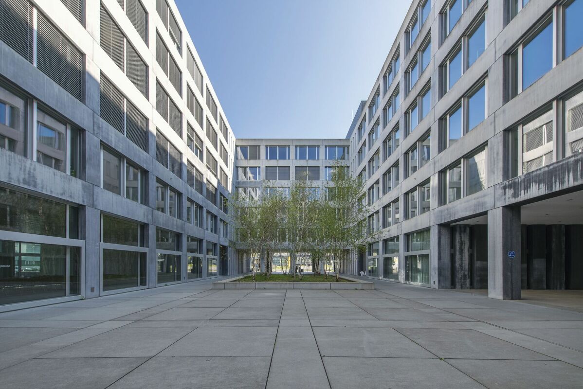 2200m² office