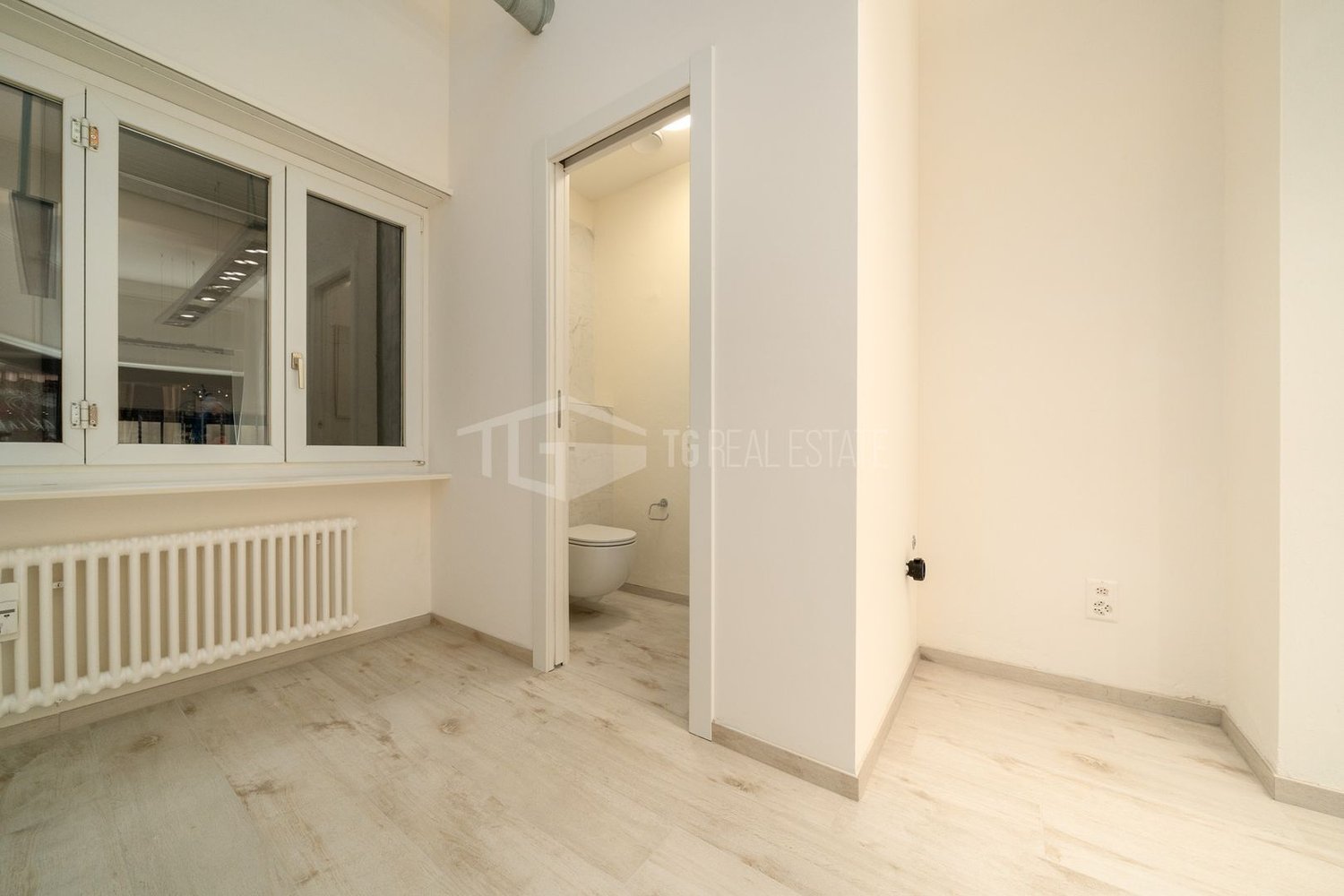 Commercial, foto 7 di 10