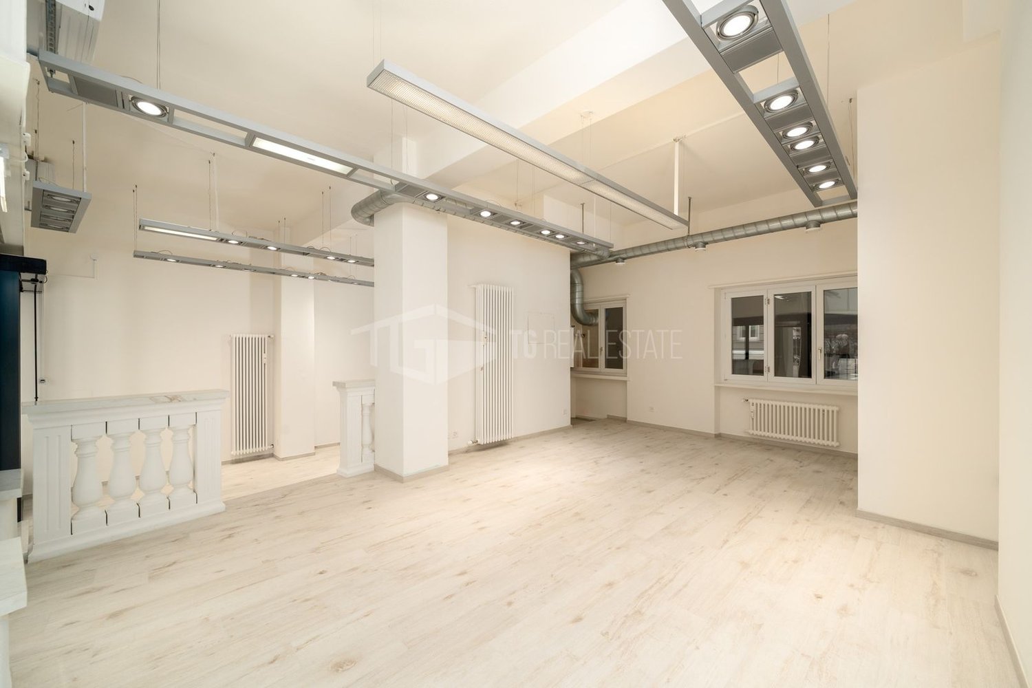 Commercial, foto 1 di 10