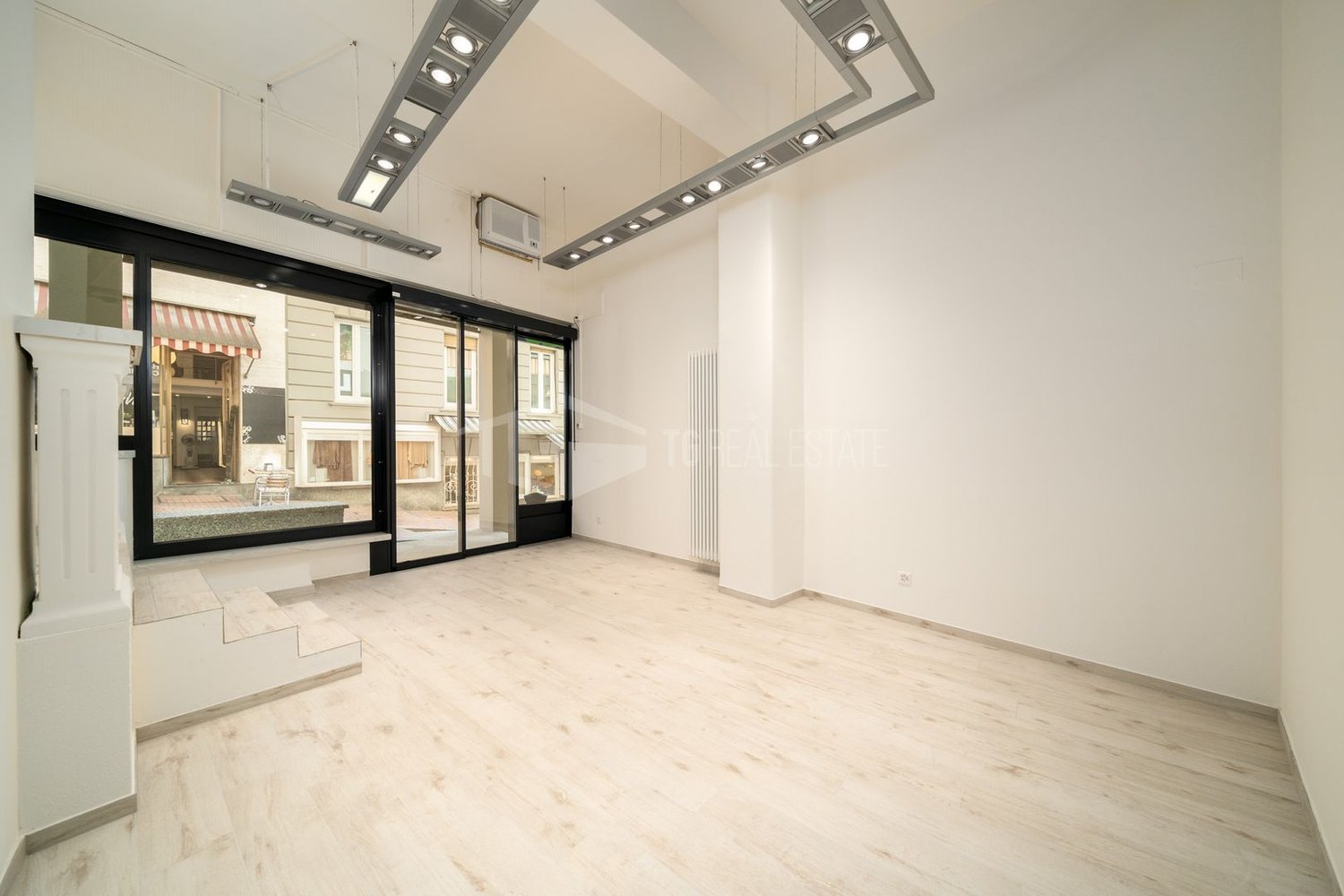 Commercial, foto 5 di 10
