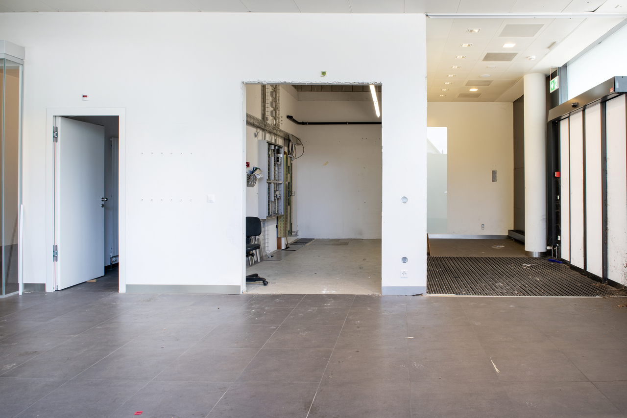 125m² shop