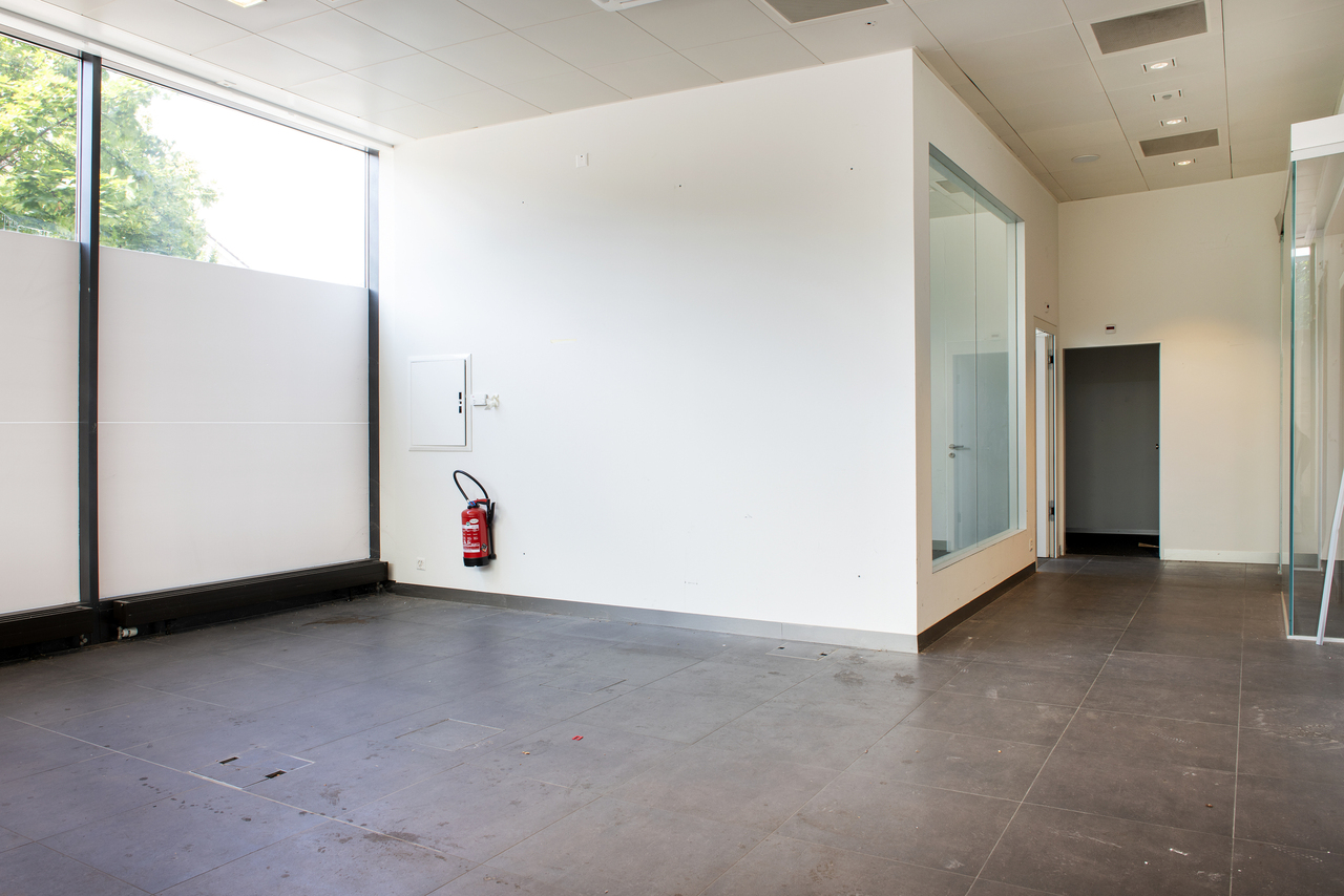 125m² shop