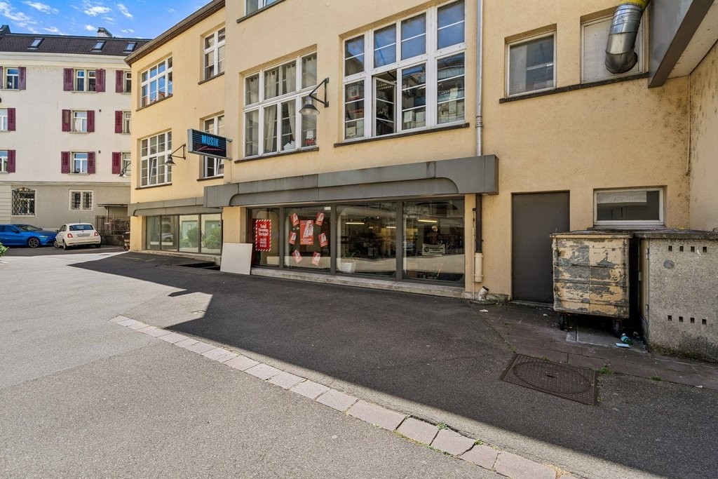 156m² negozio