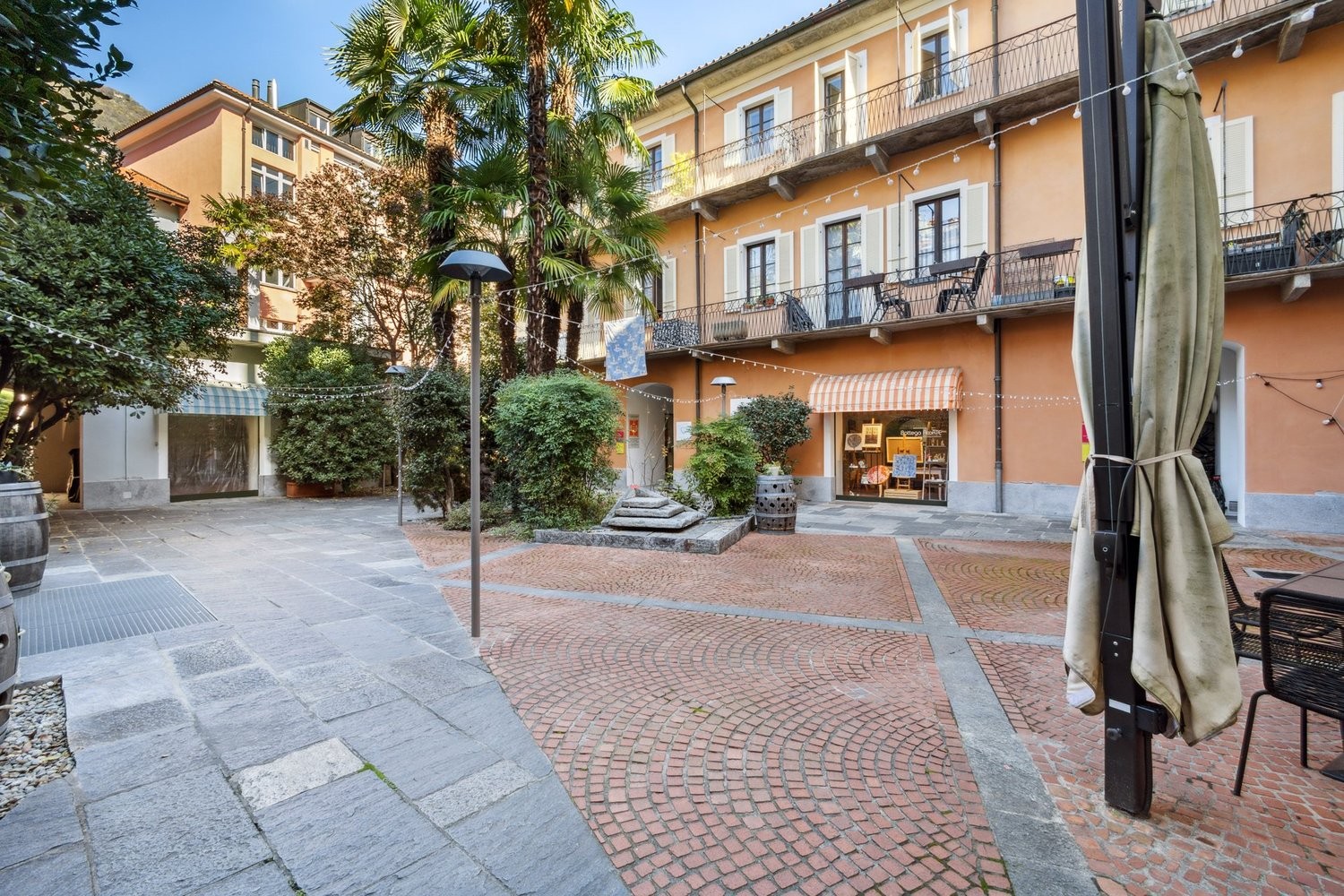 36m² shop
Commercial space with display windows suitable for a hair salon, shop, atelier or other with service.
The space is located at Centro Fiorentina, in the heart of the old town and is structured as follows:
- total area of 36 m2;
- terracotta flooring;
- single room with possibility of int, photo 1 of 7
