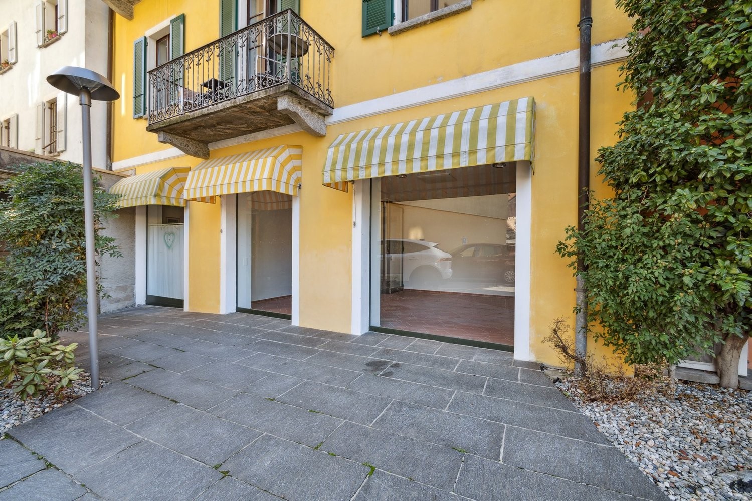 36m² shop
Commercial space with display windows suitable for a hair salon, shop, atelier or other with service.
The space is located at Centro Fiorentina, in the heart of the old town and is structured as follows:
- total area of 36 m2;
- terracotta flooring;
- single room with possibility of int, photo 4 of 7