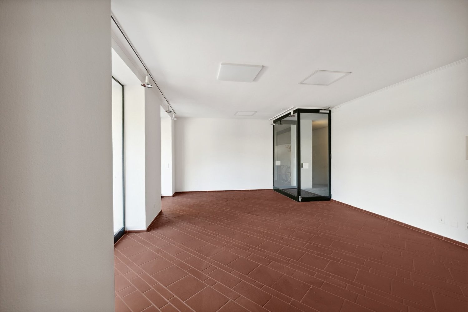 36m² shop
Commercial space with display windows suitable for a hair salon, shop, atelier or other with service.
The space is located at Centro Fiorentina, in the heart of the old town and is structured as follows:
- total area of 36 m2;
- terracotta flooring;
- single room with possibility of int, photo 5 of 7