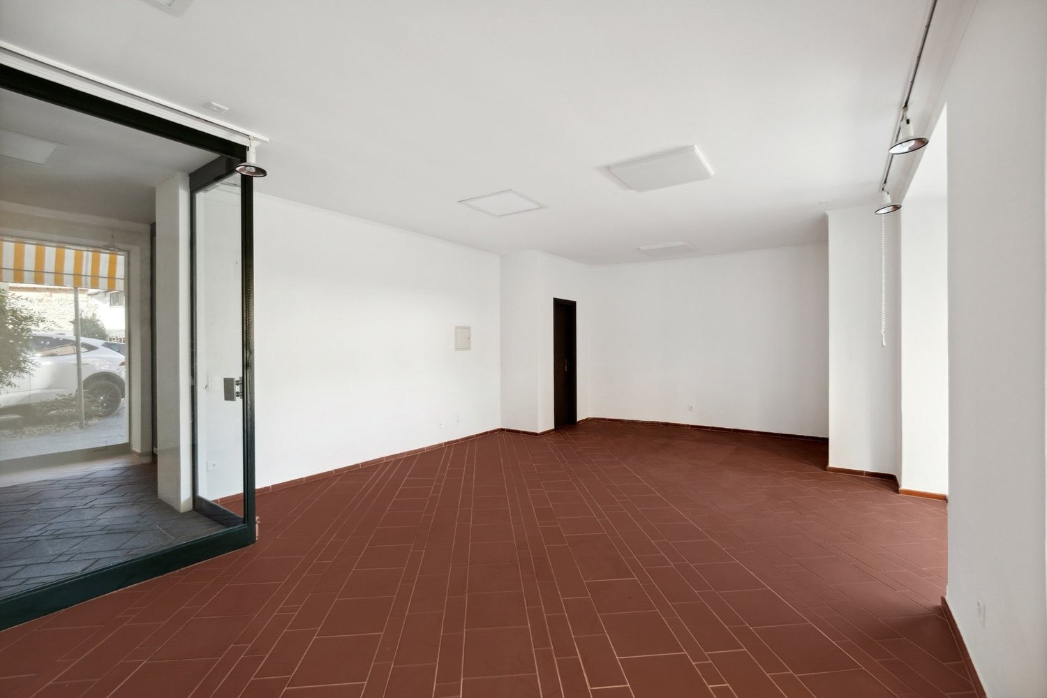36m² shop
Commercial space with display windows suitable for a hair salon, shop, atelier or other with service.
The space is located at Centro Fiorentina, in the heart of the old town and is structured as follows:
- total area of 36 m2;
- terracotta flooring;
- single room with possibility of int, photo 7 of 7