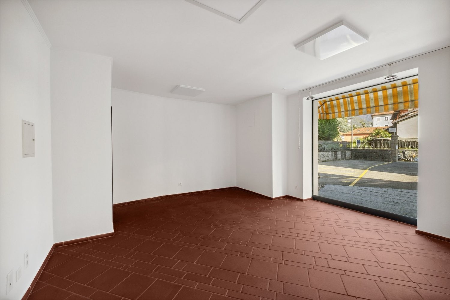 36m² shop
Commercial space with display windows suitable for a hair salon, shop, atelier or other with service.
The space is located at Centro Fiorentina, in the heart of the old town and is structured as follows:
- total area of 36 m2;
- terracotta flooring;
- single room with possibility of int, photo 6 of 7