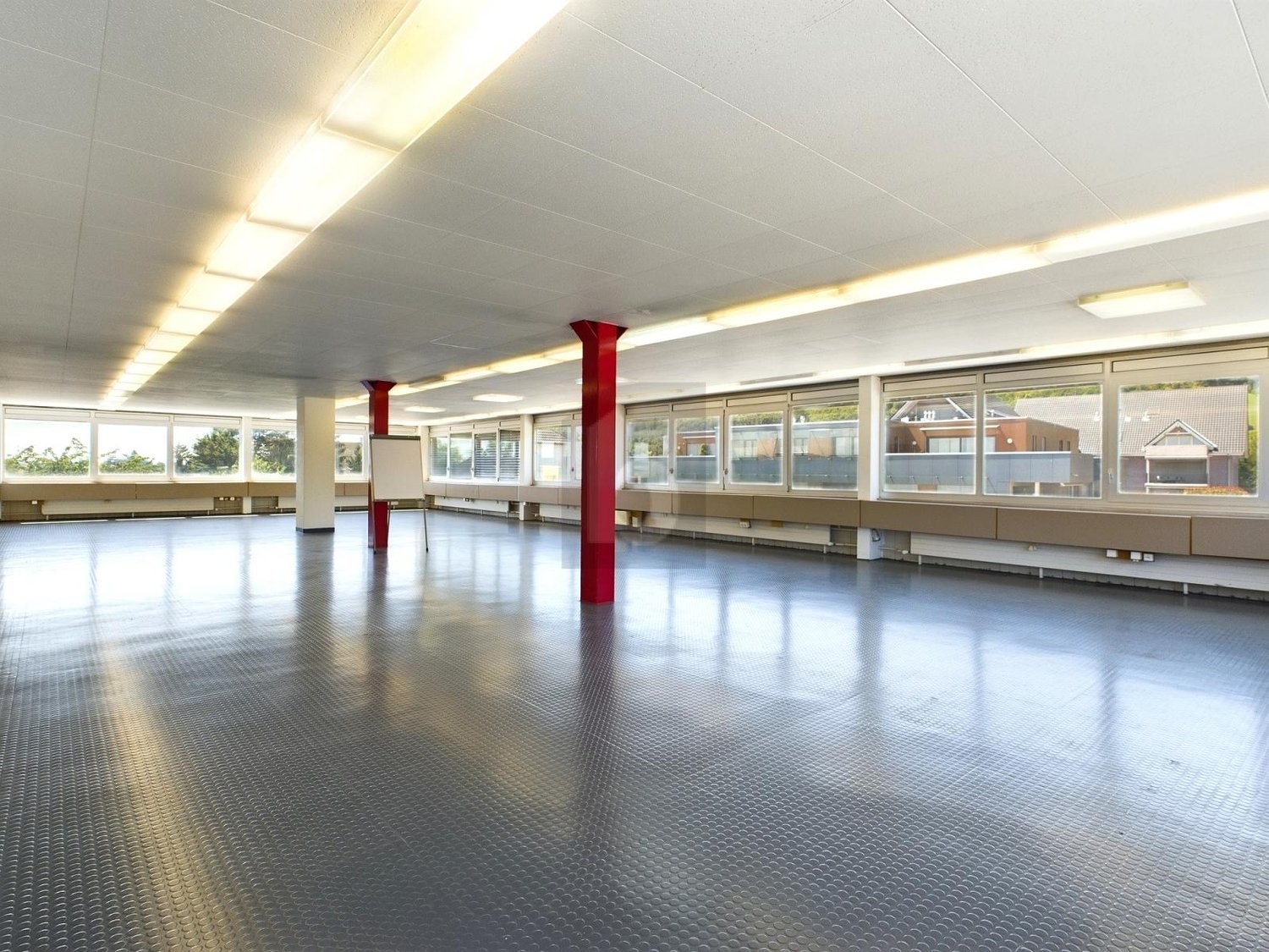 256m² office