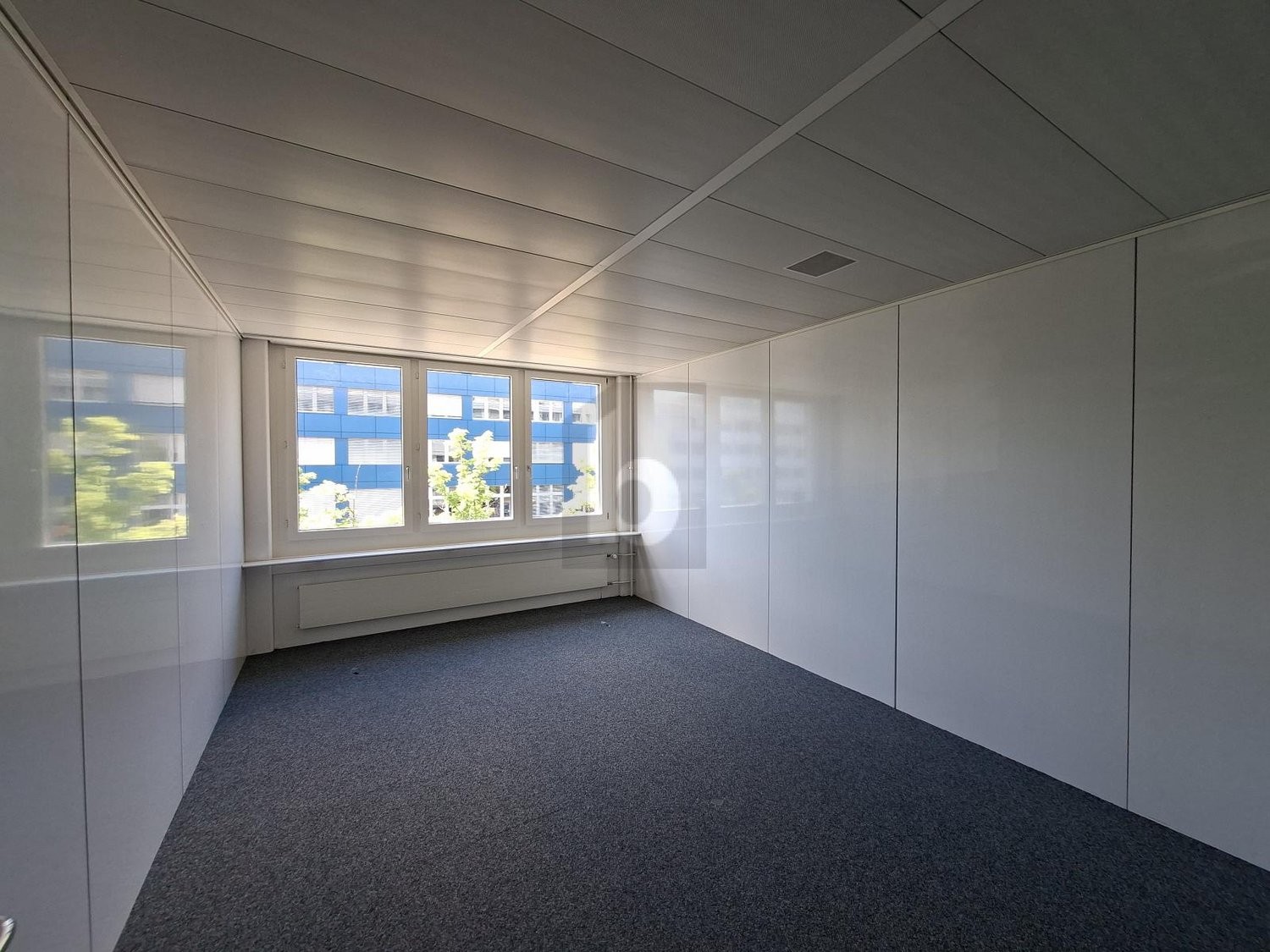 75m² office