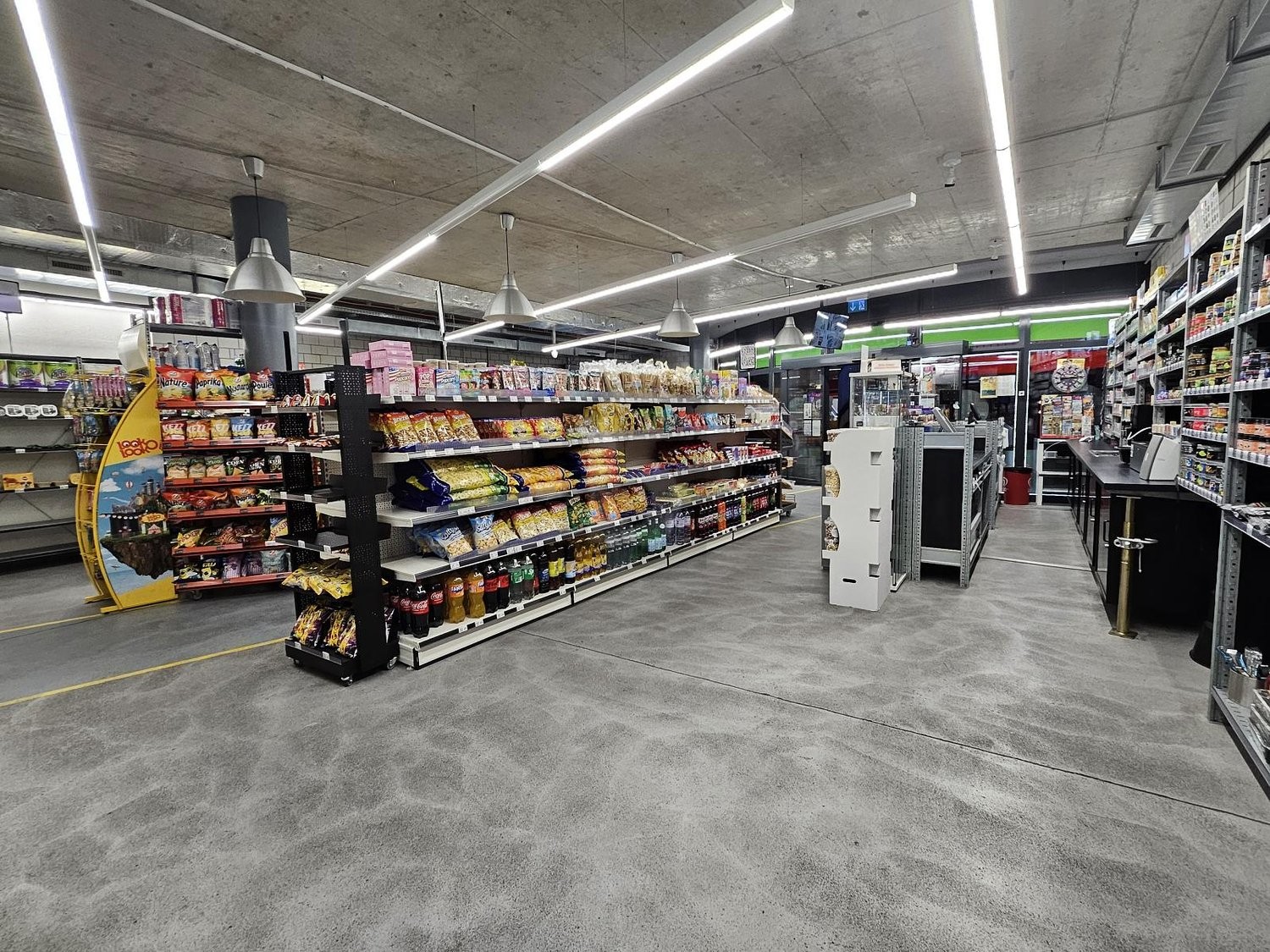250m² shop
