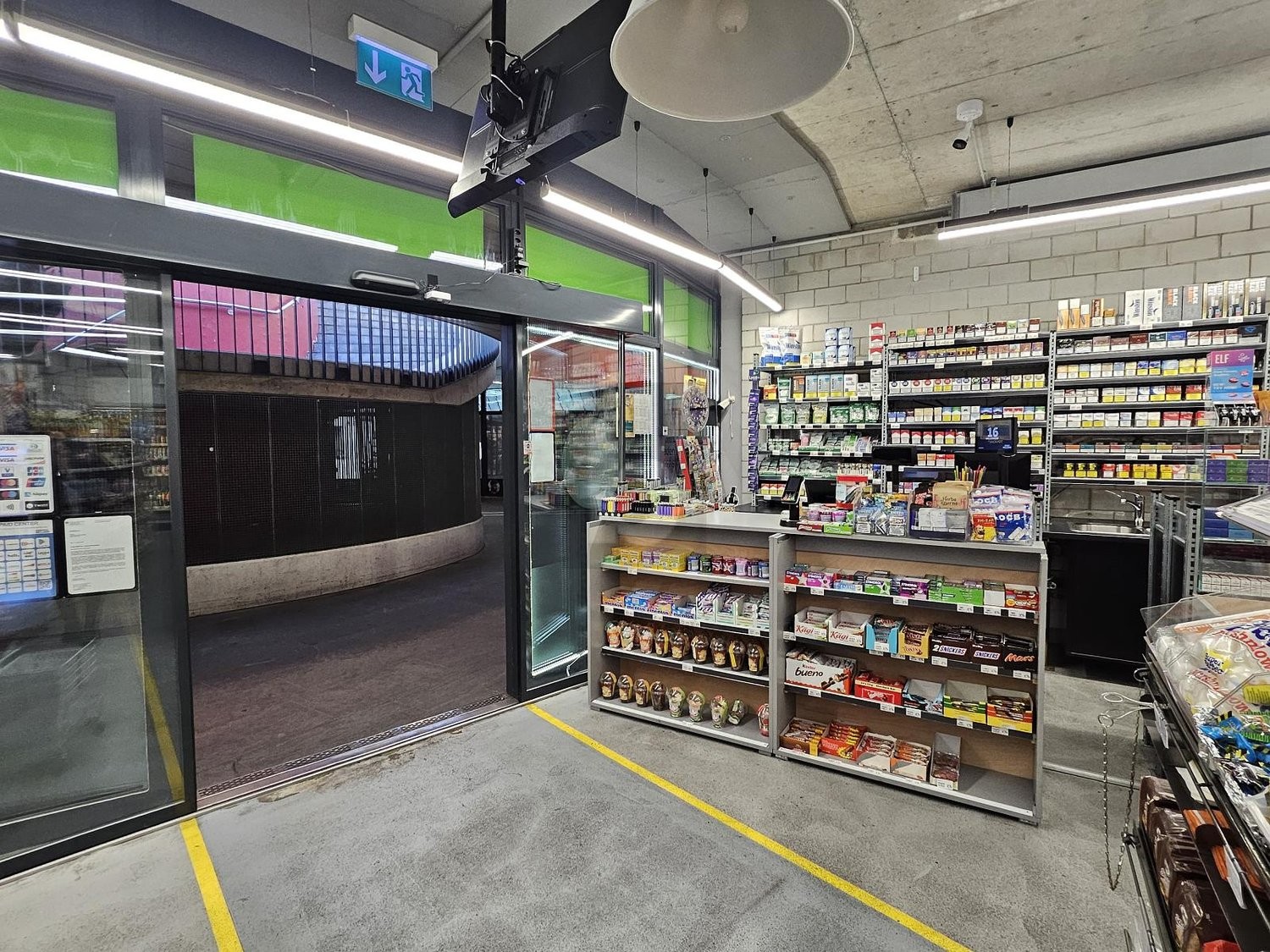 250m² shop