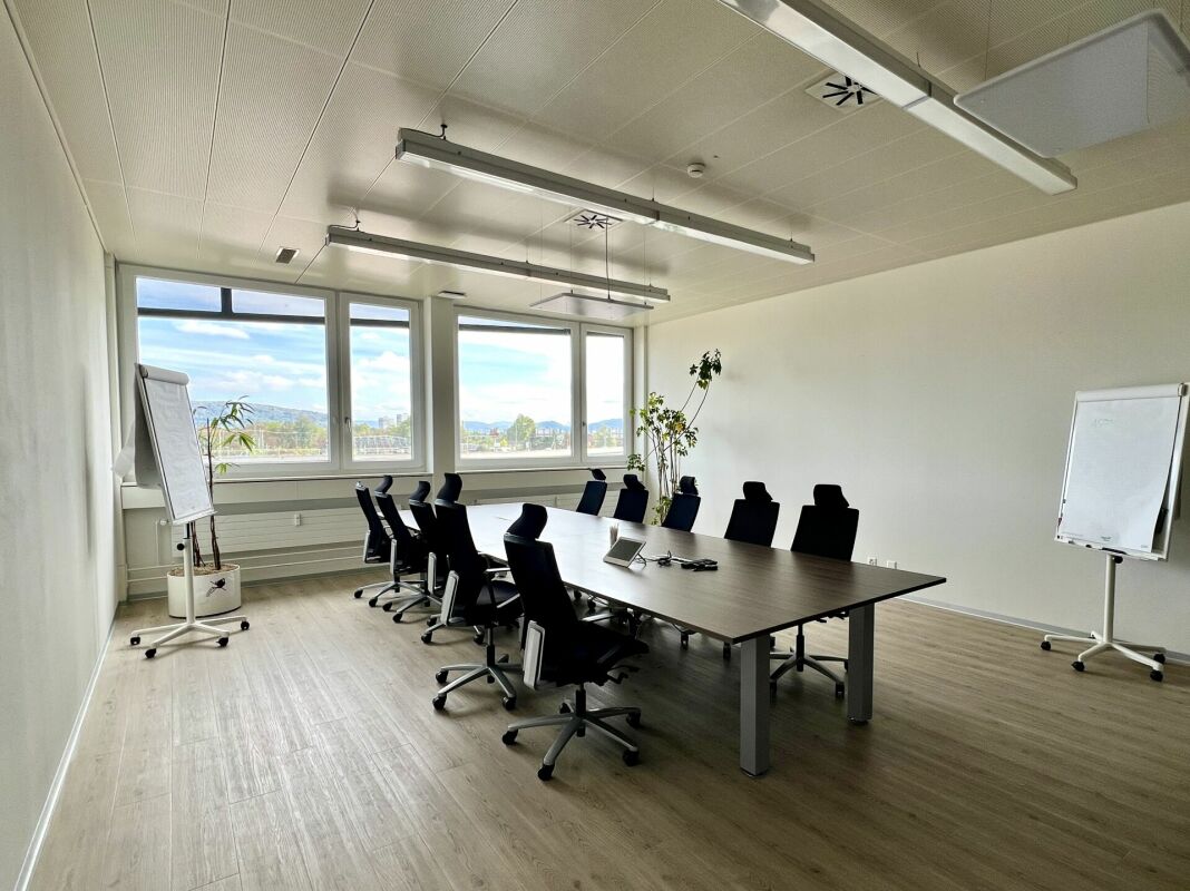 396m² office, photo 1 of 10