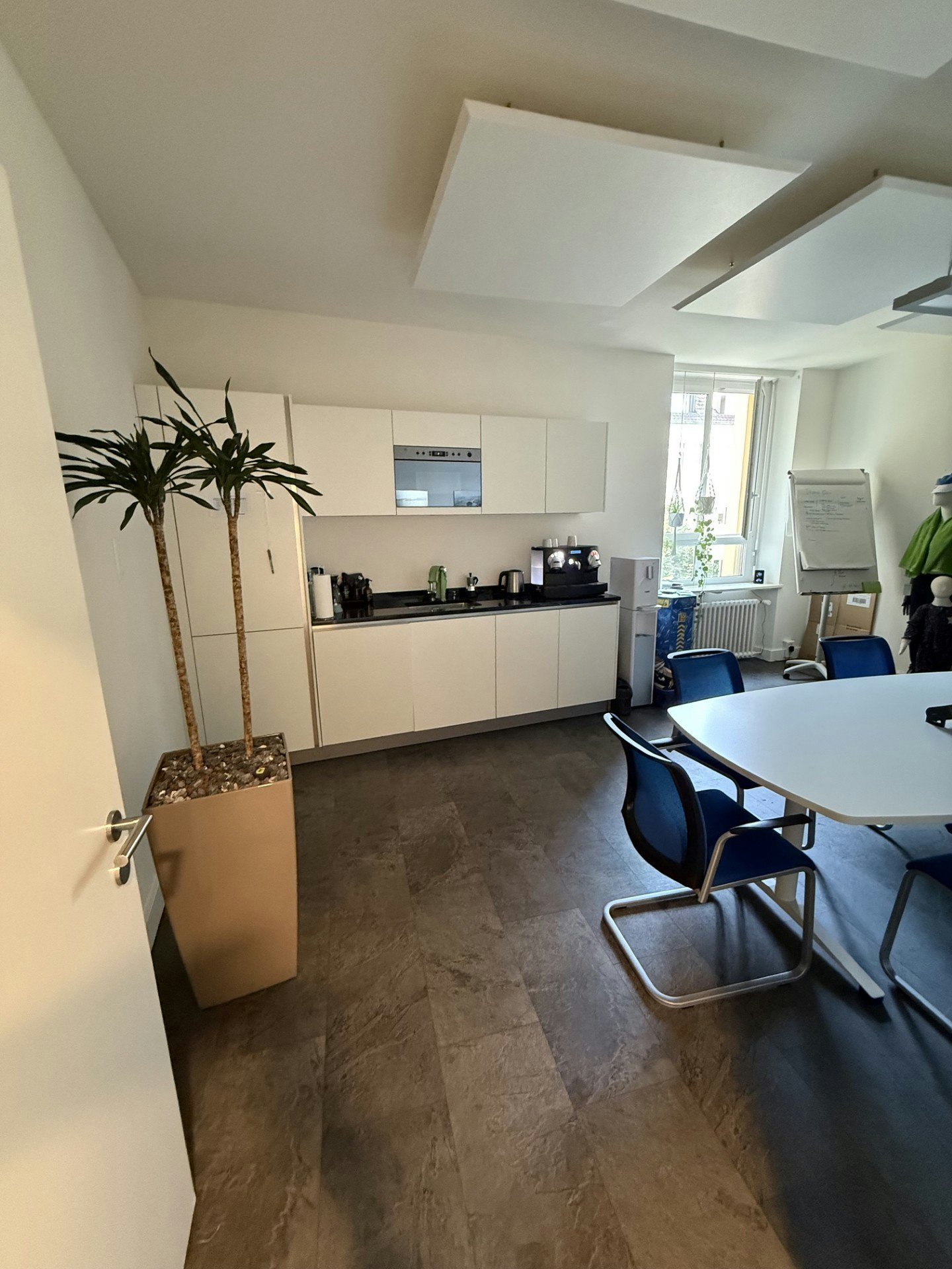 189m² office