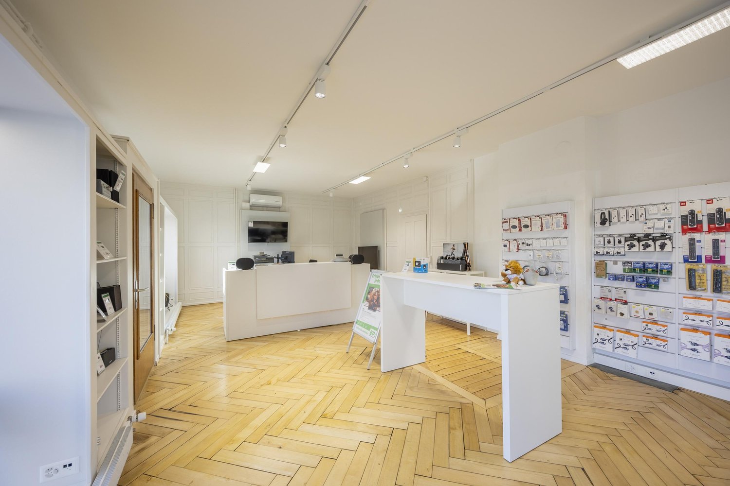 83m² commercial