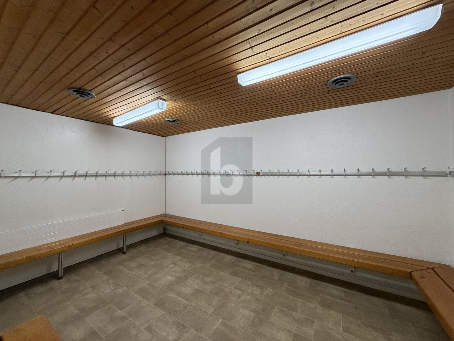 230m² industrial object, Foto 1 von 4