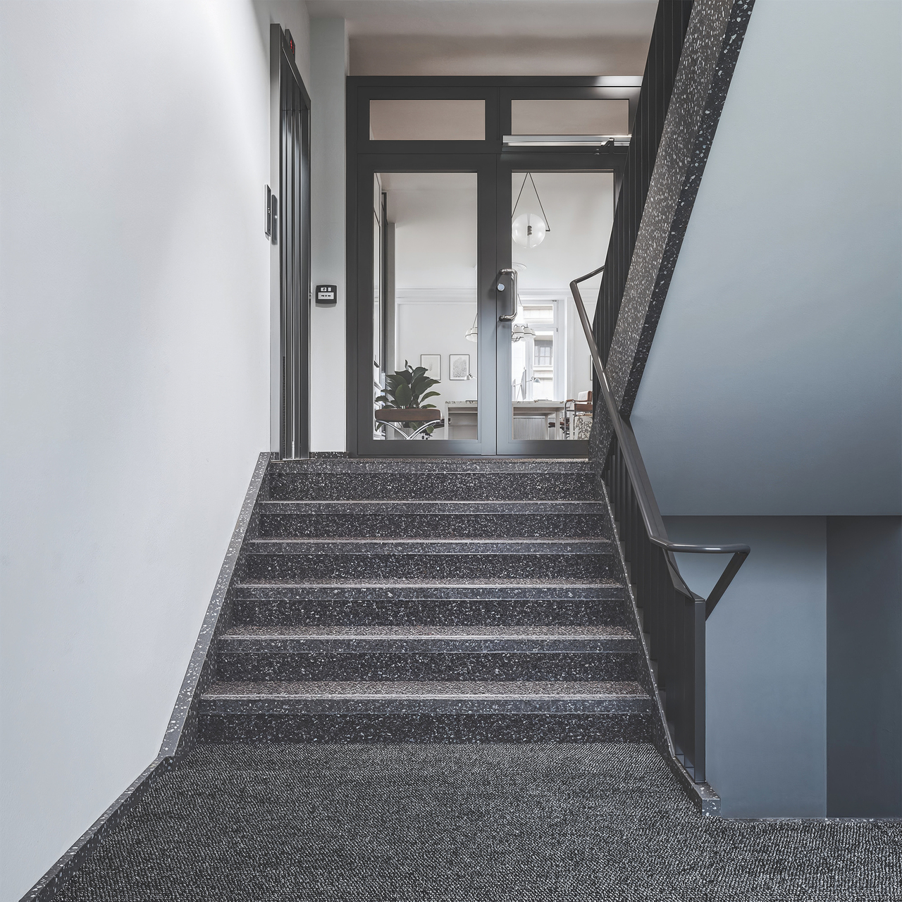 874m² office