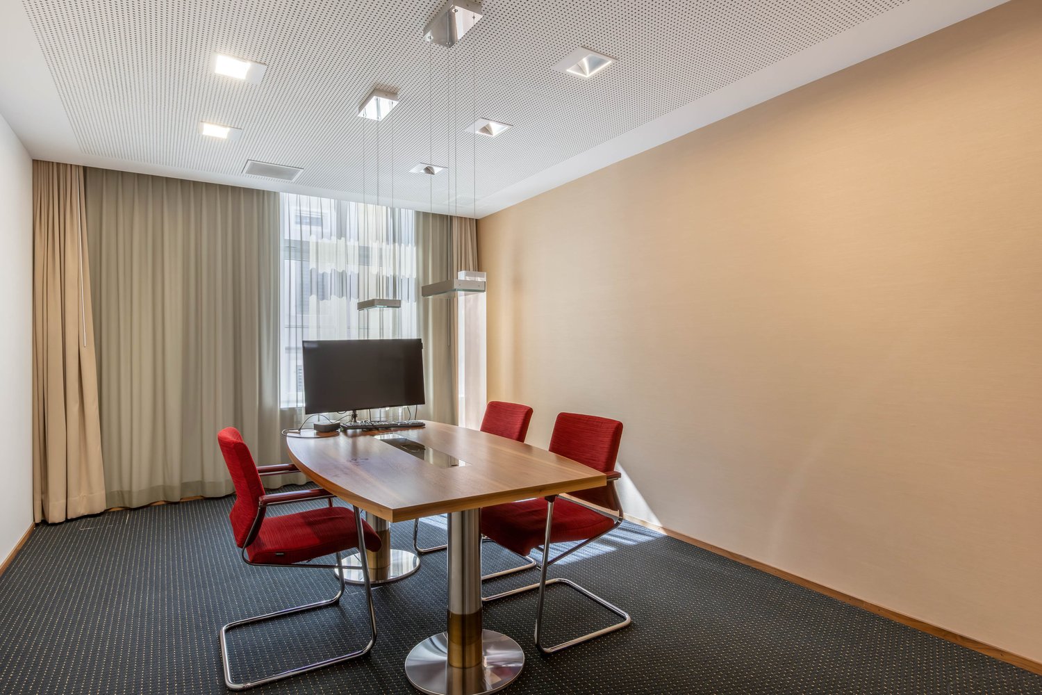 246m² office, photo 2 of 5