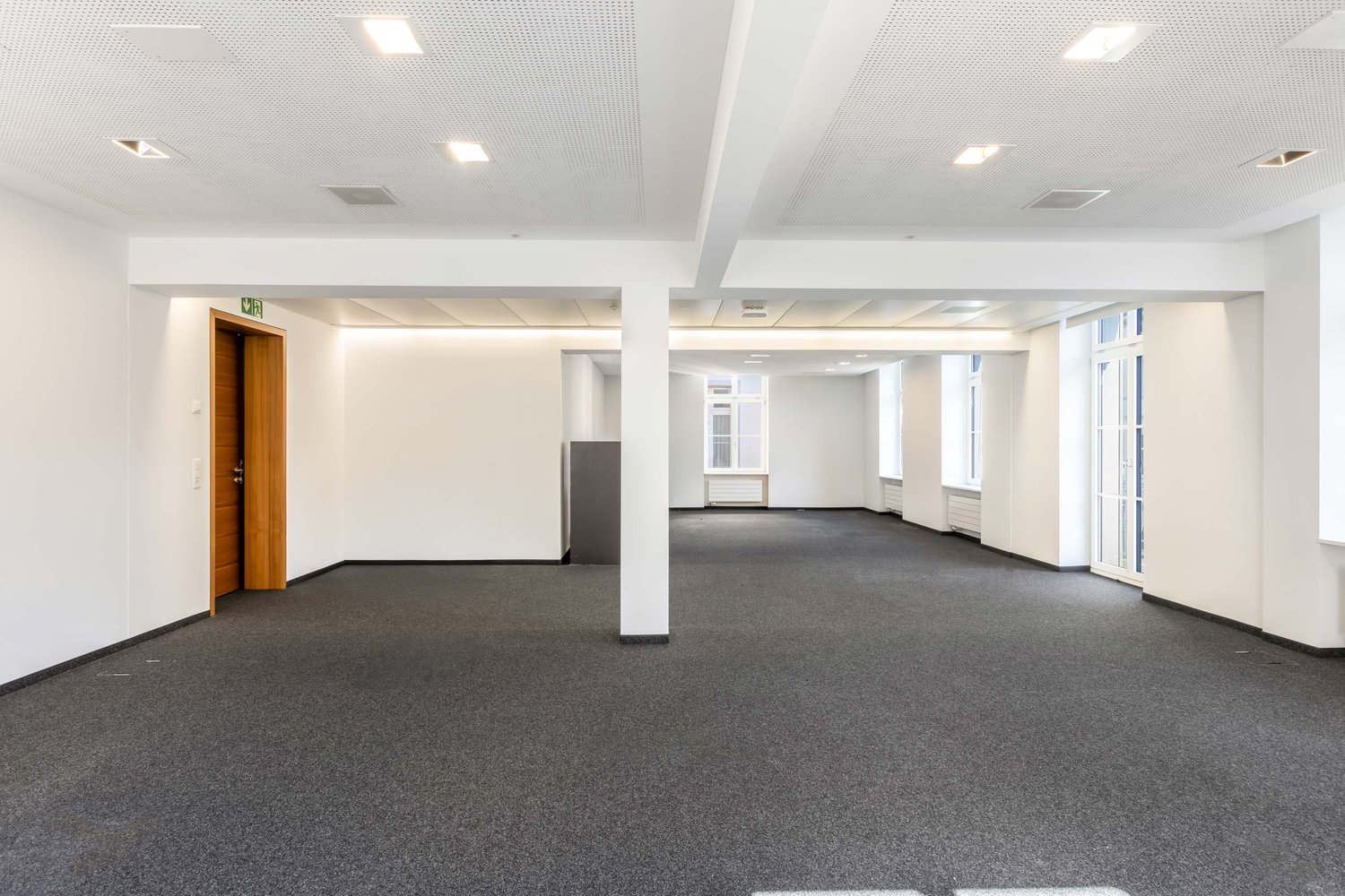 246m² office, photo 1 of 5