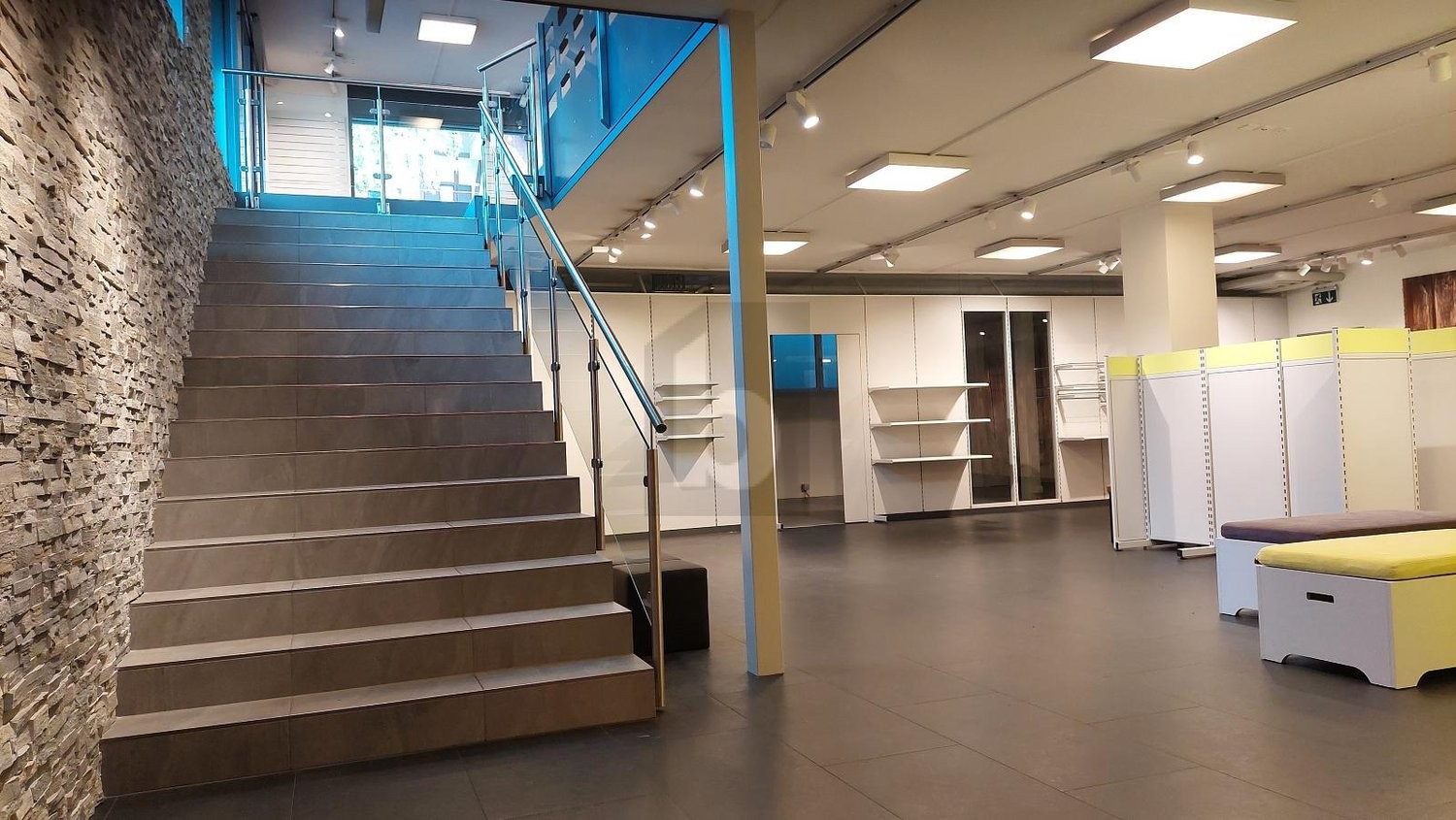 385m² shop