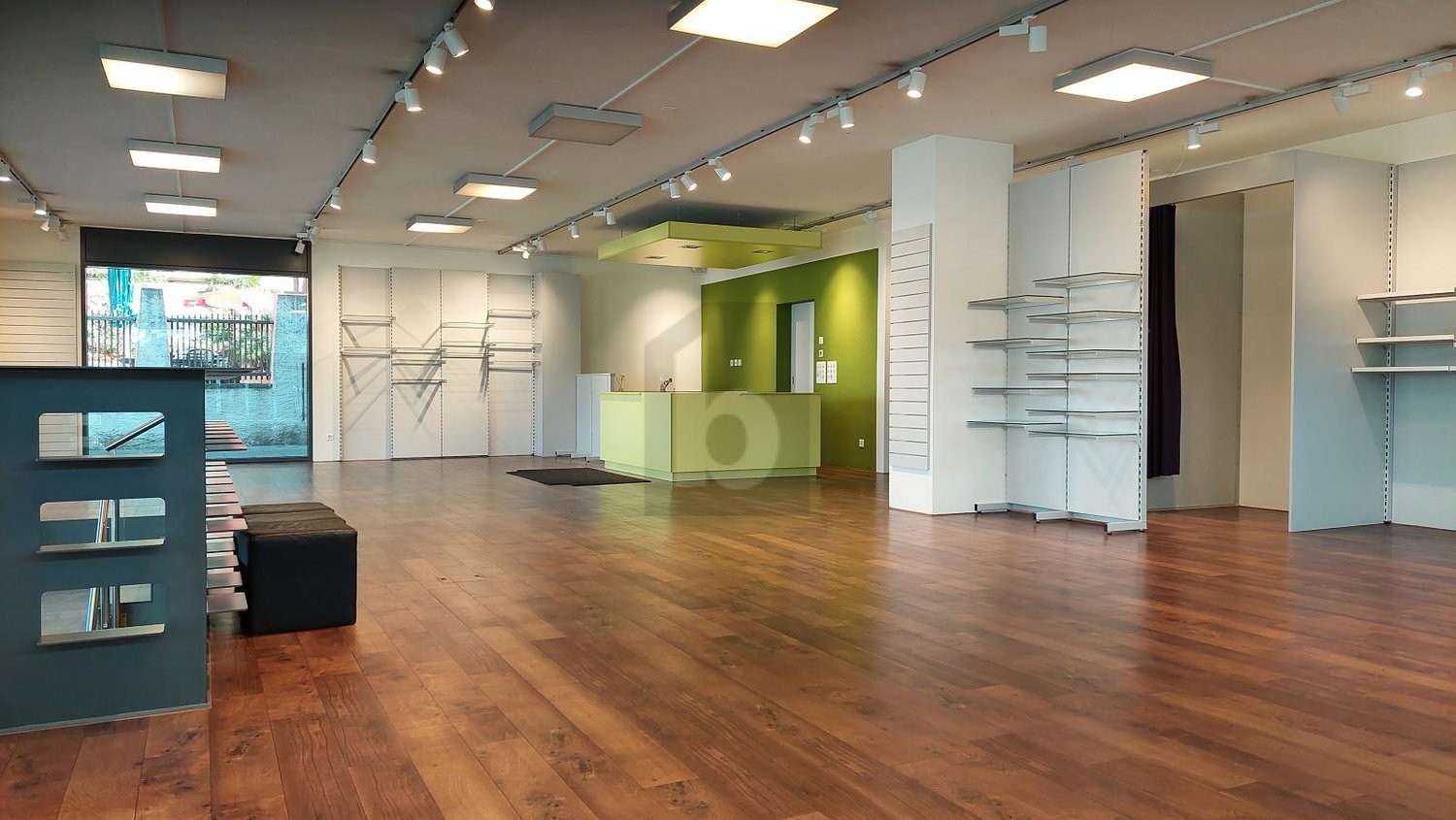385m² shop